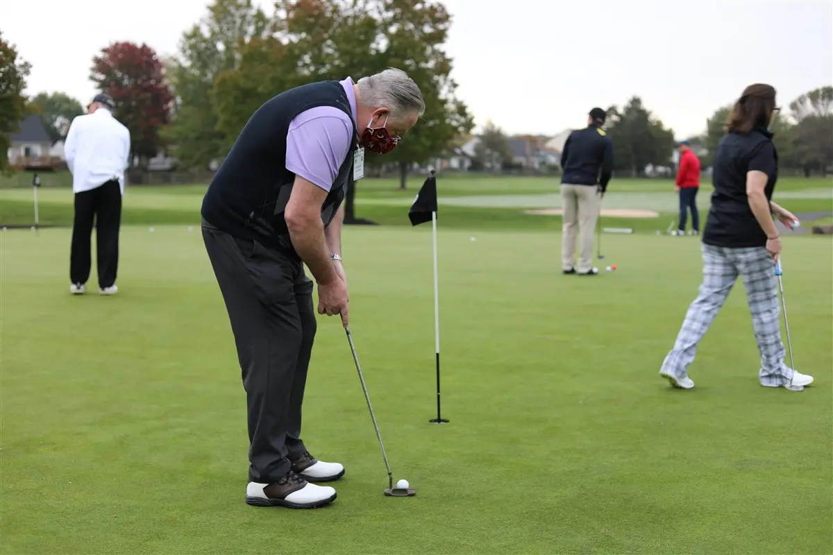 golfer putting